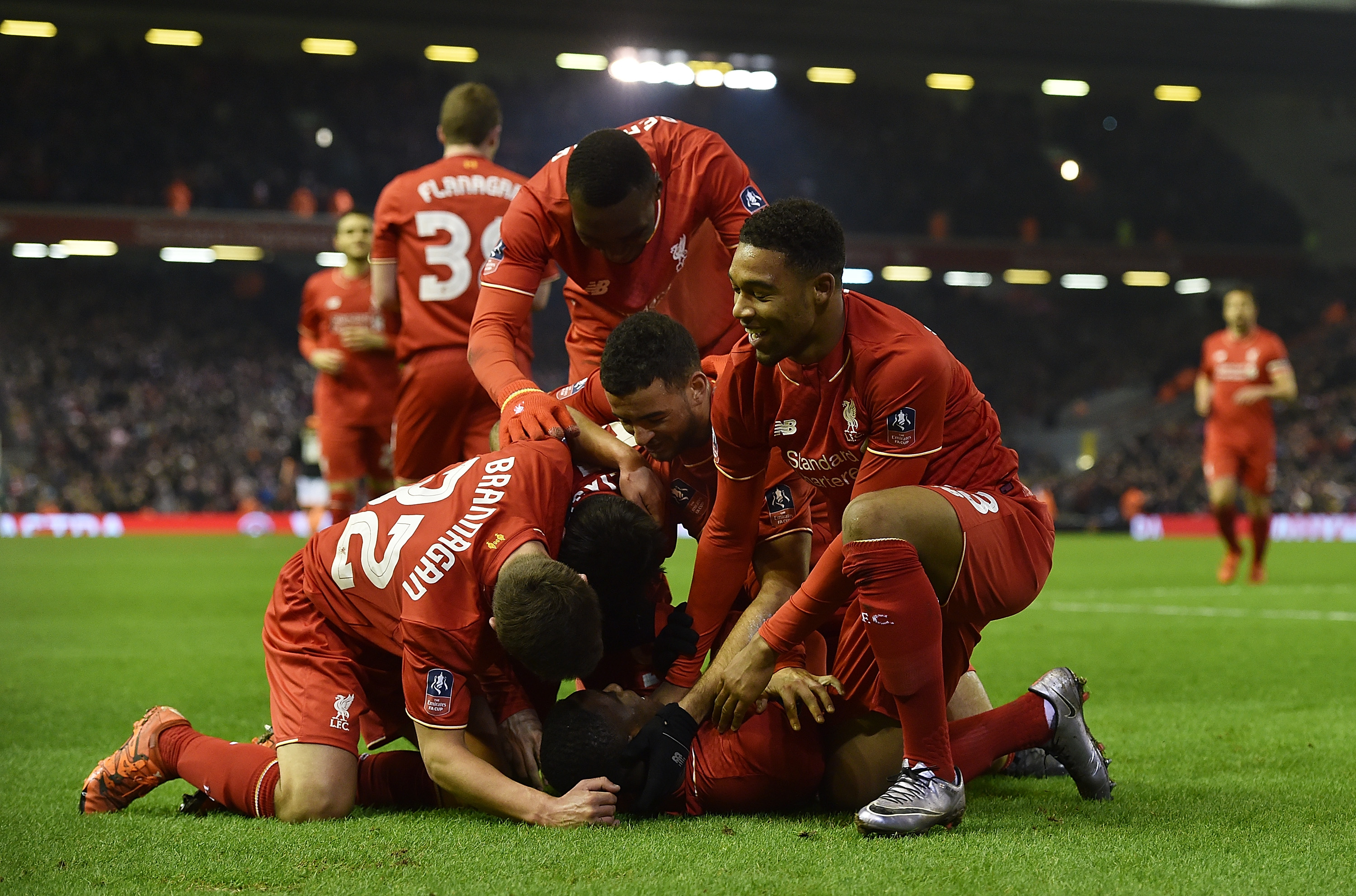 恩昆库转战意甲后表现低迷，转会费3700万欧元成“水漂”，难复巅峰状态。