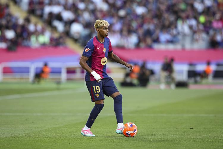 为国出战14次打进1球，尹鸿博获得印有19号的国足纪念球衣（尹鸿博获国足19号纪念球衣：14次出场打入1球）