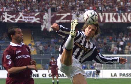 凯恩：希望英格兰制定定位球手册；我加盟拜仁与图赫尔有关（凯恩：期待英格兰出台定位球指南；转投拜仁受图赫尔影响）