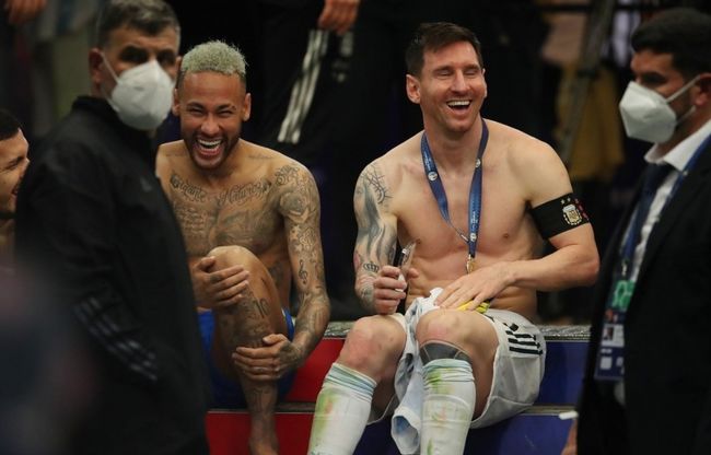 歌手：阿根廷跟巴西是宿敌没事！阿根廷可是有梅西！（歌手：阿根廷与巴西虽是宿敌，但有梅西坐镇不慌）