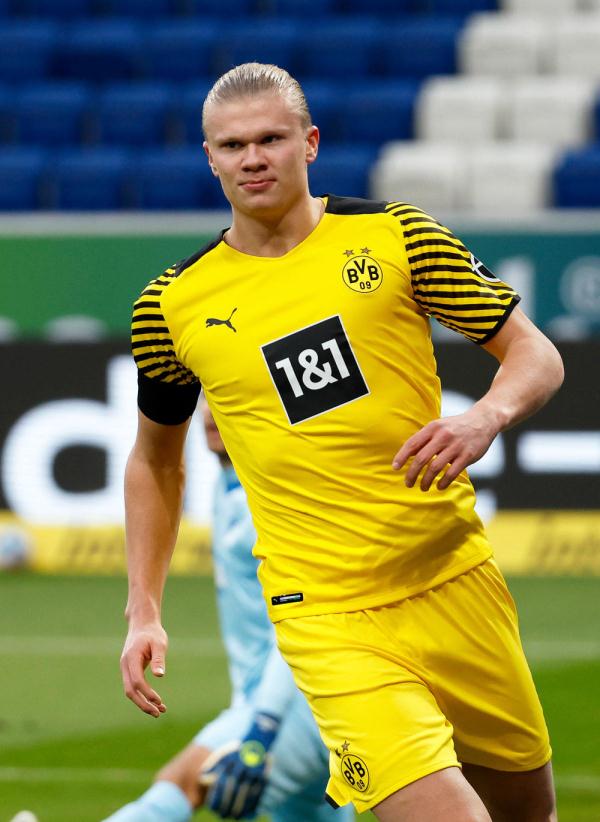 乔伊·巴顿因发布冒犯性社交媒体帖子被判缓刑（乔伊·巴顿因在社交媒体发布冒犯内容获判缓刑）