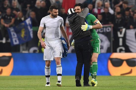 记者：阿森纳关注巴特萨吉，AC米兰标价4500万欧元（记者：阿森纳有意巴特萨吉，AC米兰要价4500万欧元）