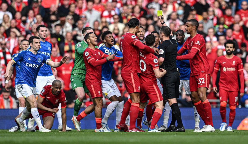 NBA：湖人险胜火箭 詹姆斯砍下38分（詹姆斯轰38分助湖人险胜火箭）