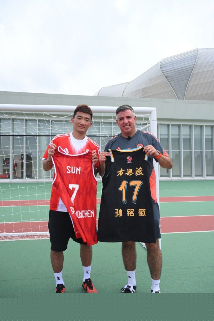 欧冠三连胜！马竞3-2客胜埃因霍温 阿尔瓦雷斯破门 瑟尔洛特传射（马竞客场3-2擒埃因霍温，欧冠豪取三连胜：阿尔瓦雷斯建功，瑟尔洛特传射）