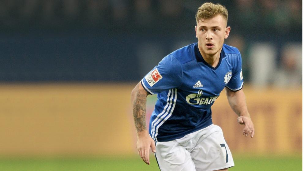 球员摊手表达不满（球员摊手示意不满）